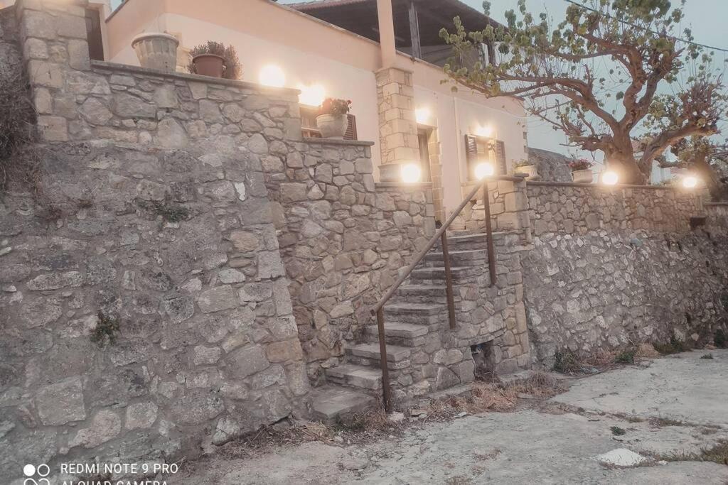 Georgia's * Kalathenai